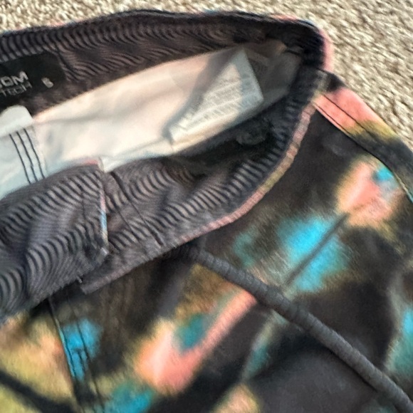 Volcom boys Board Shorts - Picture 5 of 6